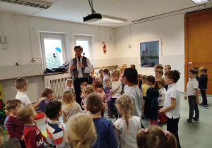dzieci znalazły kolor fioletowy