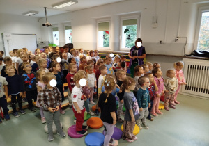 dzieci śpiewają piosenkę na powitanie