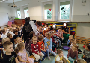 dziecko naśladuje odgłosy wybranego zwierzątka wiejskiego