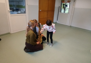 dziewczynka podejmuje próby gry na instrumencie