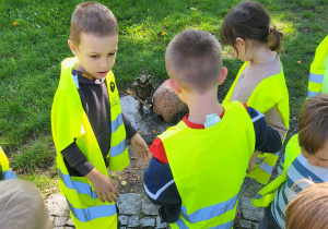 Dzieci oglądają pomnik kota