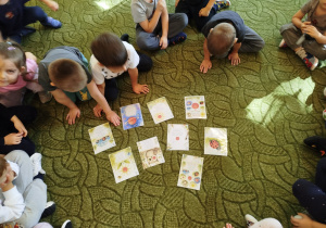 Dzieci oglądają plansze edukacyjne